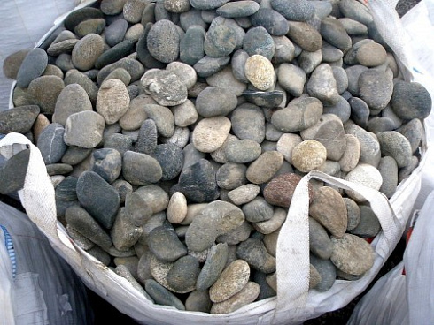 Kamenclub.ru: Галька речная плоская (ассорти) фр. 70-150 мм. купить  в Саратове галька галечник серый белый темно-серый синий светло-серый плоская природная галька  9000 руб/т   фото КАМЕНЬ КЛУБ