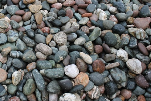 Kamenclub.ru: Галька речная окат (ассорти) фр. 50-100 мм. купить  в Саратове галька природная округлая серая белая черная серая коричневая синяя галька речная окатанная округлая 6200 руб/т   фото КАМЕНЬ КЛУБ