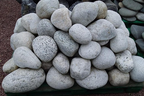 Kamenclub.ru: Бело-серый валунчик фр.100-300 мм.  купить в Саратове крупный камень для ландшафта серый, белый бело-серый валун крупная галька 4500 руб/т   фото КАМЕНЬ КЛУБ