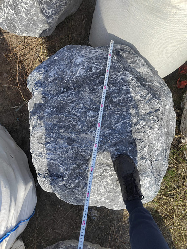 Kamenclub.ru: Черный мрамор скальник фр. 1000-1500 мм.  купить в Саратове мрамор черный белый серый крупный колотый валун ландшафтный 9000 руб/т   фото КАМЕНЬ КЛУБ