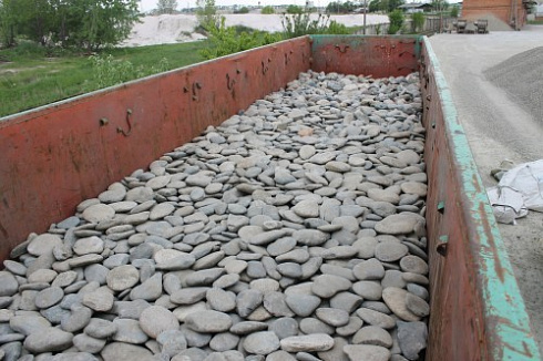 Kamenclub.ru: Галька речная плоская (ассорти) фр. 100-200-300 мм купить  в Саратове галька галечник природный серый, белый темно-серый синий рыжий светло-серый природная галька плоская крупная 8000 руб/т   фото КАМЕНЬ КЛУБ