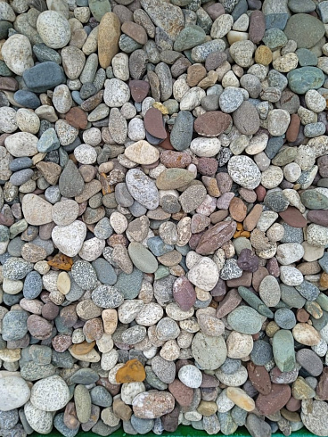 Kamenclub.ru: Галька горная речная окат (цветная) фр. 20-40 мм. купить  в Саратове галька речная серый синий бежевый белый окатанная речная галька ландшафтная 6800 руб/т   фото КАМЕНЬ КЛУБ