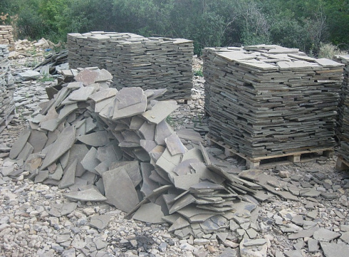 Kamenclub.ru: Песчаник пластушка серо-зеленый (1,5 см)  купить в Саратове плитняк - пластушка серо-зеленый, серый, зеленый пластушка рваная ландшафтная колотая 10200 руб/м3   фото КАМЕНЬ КЛУБ