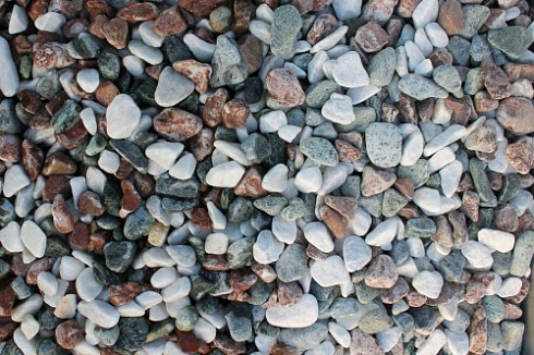 Kamenclub.ru: Мраморная крошка (щебень галтованный микс:белый-зеленый-розовый) фр.20-40 мм.  купить в Саратове мрамор белый, зеленый, розовый мрамор декоративный (галтовка) 15500 руб/т   фото КАМЕНЬ КЛУБ