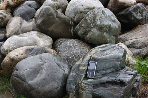 Kamenclub.ru: Речной валун Кабанчик фр.300-500 мм.  купить в Саратове крупный природный камень галька серый, темно-серый речной валун галечник масштабный 7000 руб/т   фото КАМЕНЬ КЛУБ