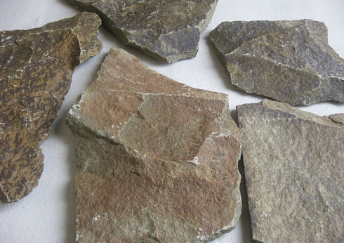 Kamenclub.ru: Песчаник пластушка "фонтанка" серо-зеленая (3,0-5,0 см)  купить в Саратове песчаник серо-зеленая колотые плитки облицовочные пластушки 11400 руб/м3   фото КАМЕНЬ КЛУБ