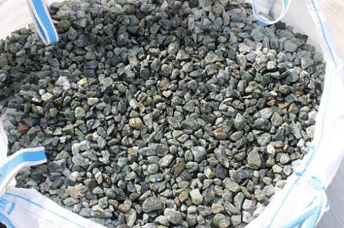 Kamenclub.ru: Щебень крошка зеленый (змеевик) фр. 20-40 мм.  купить в Саратове мрамор зеленый, салатовый ландшафтная мраморная крошка 8500 руб/т   фото КАМЕНЬ КЛУБ