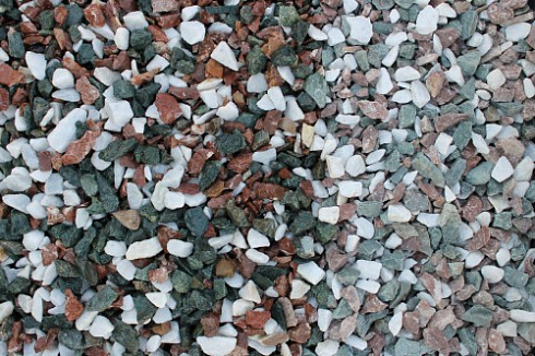 Kamenclub.ru: Мраморная крошка (щебень крошка микс: белый-зеленый-розовый) фр. 10-20 мм.  купить в Саратове мрамор белый, зеленый, розовый декоративный ландшафтный колотый щебень 12000 руб/т   фото КАМЕНЬ КЛУБ