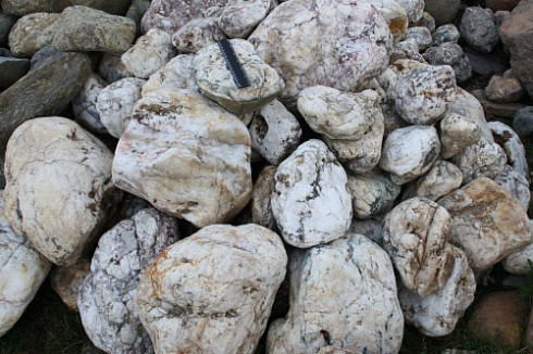 Kamenclub.ru: Кварцевый валунчик фр.100-300 мм.  купить в Саратове кварц белый, бежевый молочный рыжий крупный природный камень галечник 7850 руб/т   фото КАМЕНЬ КЛУБ