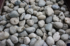 Kamenclub.ru: Речной валун (Ассорти) фр.100-300 мм.  купить в Саратове галечник серый, темно-серый, светло-серый речная галька крупных размеров 4200 руб/т   фото КАМЕНЬ КЛУБ