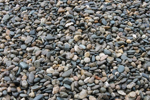Kamenclub.ru: Галька горная речная окат (цветная) фр. 20-40 мм. купить  в Саратове галька речная серый синий бежевый белый окатанная речная галька ландшафтная 6800 руб/т   фото КАМЕНЬ КЛУБ