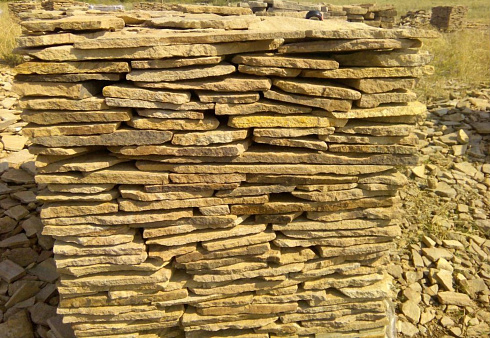 Kamenclub.ru: Песчаник пластушка желтый с разводом под дерево (2 см)  купить в Саратове плитняк желтый с разводами, желтый, рыжий, серый песчаник пластушка рваная ландшафтная 11 000 руб/м3   фото КАМЕНЬ КЛУБ