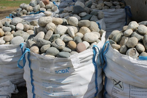 Kamenclub.ru: Речной валун (Ассорти) фр.100-300 мм.  купить в Саратове галечник серый, темно-серый, светло-серый речная галька крупных размеров 4200 руб/т   фото КАМЕНЬ КЛУБ