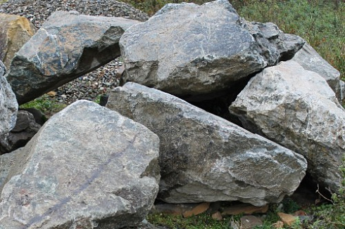 Kamenclub.ru: Змеевик скальник фр. 500-1500 мм.  купить в Саратове змеевик зеленый серый черный глыба скальная колотая 7500 руб/т   фото КАМЕНЬ КЛУБ