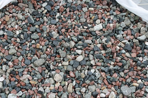 Kamenclub.ru: Мраморная крошка (щебень галтованный микс:: серый-зеленый-розовый) фр.10-20 мм.  купить в Саратове мрамор серый, зеленый, розовый щебень окатанный округлый декоративный ландшафтный 15500 руб/т   фото КАМЕНЬ КЛУБ