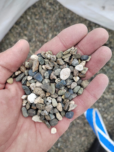 Kamenclub.ru: Галька речная окат (серая) фр.5-10 мм купить  в Саратове галька речная серая, серый, темно-серый, светло-серый, коричневый речная окатанная галька декоративная ландшатфная 5000 руб/т   фото КАМЕНЬ КЛУБ
