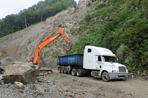 Kamenclub.ru: Гранит скальник (серо-зеленый) фр. 500-1500 мм.  купить в Саратове гранит мрамор  серый зеленый темно-серый глыба скальная колотая ландшафтная 7 500 руб/т   фото КАМЕНЬ КЛУБ