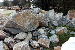 Kamenclub.ru: Гранит скальник (серо-зеленый) фр. 500-1500 мм.  купить в Саратове гранит мрамор  серый зеленый темно-серый глыба скальная колотая ландшафтная 7 500 руб/т   фото КАМЕНЬ КЛУБ