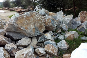 Kamenclub.ru: Гранит скальник (серо-зеленый) фр. 500-1500 мм.  купить в Саратове гранит мрамор  серый зеленый темно-серый глыба скальная колотая ландшафтная 7 500 руб/т   фото КАМЕНЬ КЛУБ