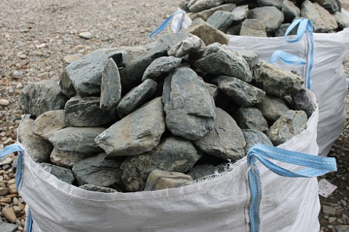 Kamenclub.ru: Гранит скальник (серо-зеленый) фр. 100-500 мм.  купить в Саратове гранит зеленый, серый, салатовый крупный ландшафтный валун 6 000 руб/т   фото КАМЕНЬ КЛУБ