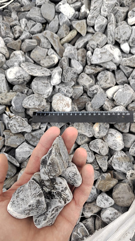 Kamenclub.ru: Щебень галтованный черный (мрамор) фр.40-70 мм.  купить в Саратове мрамор черный с белыми прожилками, черный, белый щебень галтованный округлый 13500 руб/т   фото КАМЕНЬ КЛУБ