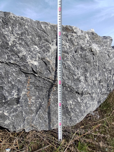 Kamenclub.ru: Черный мрамор скальник фр. 1000-1500 мм.  купить в Саратове мрамор черный белый серый крупный колотый валун ландшафтный 9000 руб/т   фото КАМЕНЬ КЛУБ