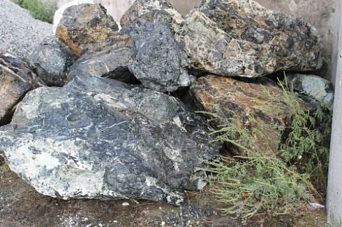 Kamenclub.ru: Змеевик скальник фр. 500-1500 мм.  купить в Саратове змеевик зеленый серый черный глыба скальная колотая 7500 руб/т   фото КАМЕНЬ КЛУБ