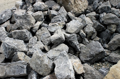 Kamenclub.ru: Черный мрамор скальник фр. 1000-1500 мм.  купить в Саратове мрамор черный белый серый крупный колотый валун ландшафтный 9000 руб/т   фото КАМЕНЬ КЛУБ