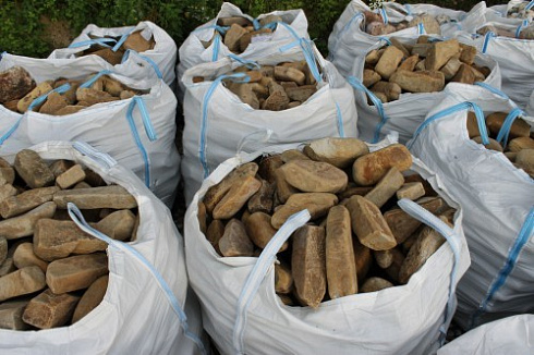 Kamenclub.ru: Песчаник для строительства и кладки блочный (фр 100-200 мм)  купить в Саратове песчаник бежевый серый рыжий валун мелкий для строительства песчаник 6500 руб/т   фото КАМЕНЬ КЛУБ