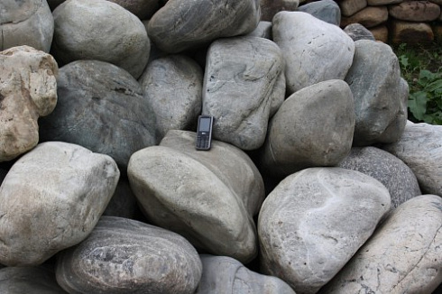 Kamenclub.ru: Речной валун Кабанчик фр.300-500 мм.  купить в Саратове крупный природный камень галька серый, темно-серый речной валун галечник масштабный 7000 руб/т   фото КАМЕНЬ КЛУБ