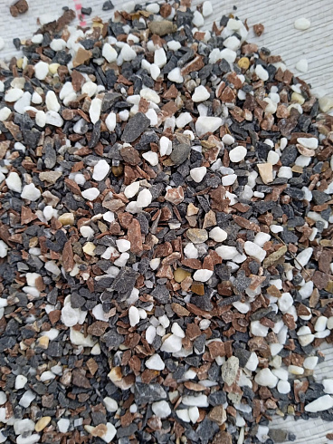 Kamenclub.ru: Мраморная крошка (щебень крошка микс : белый-черный-розовый) фр. 5-10 мм.  купить в Саратове мрамор белый, черный, розовый, разноцветный микс декоративная мраморная каменная крошка 12000 руб/т   фото КАМЕНЬ КЛУБ