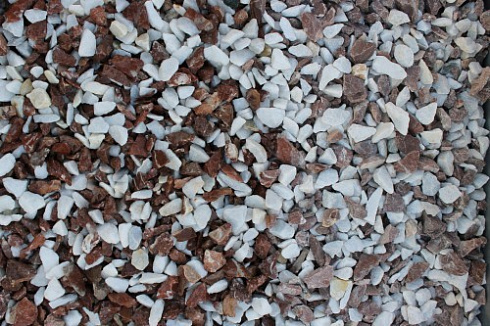 Kamenclub.ru: Мраморная крошка (щебень крошка микс: белый-розовый) фр. 10-20 мм.  купить в Саратове мрамор белый, розовый каменный декоративный ландшафтный щебень 12000 руб/т   фото КАМЕНЬ КЛУБ