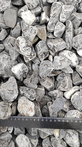 Kamenclub.ru: Щебень галтованный черный (мрамор) фр.40-70 мм.  купить в Саратове мрамор черный с белыми прожилками, черный, белый щебень галтованный округлый 13500 руб/т   фото КАМЕНЬ КЛУБ